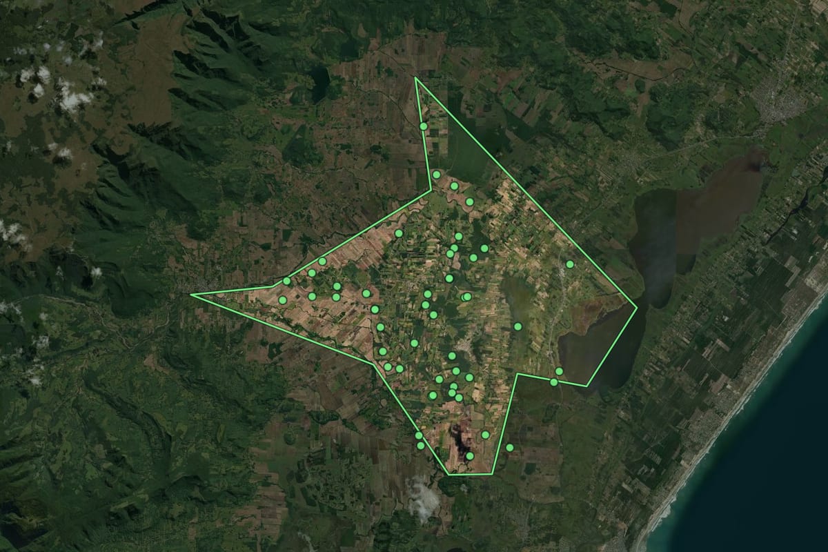 Imagem de satélite de São João do Sul (SC), com o contorno do município e a posição dos imóveis desta página.
