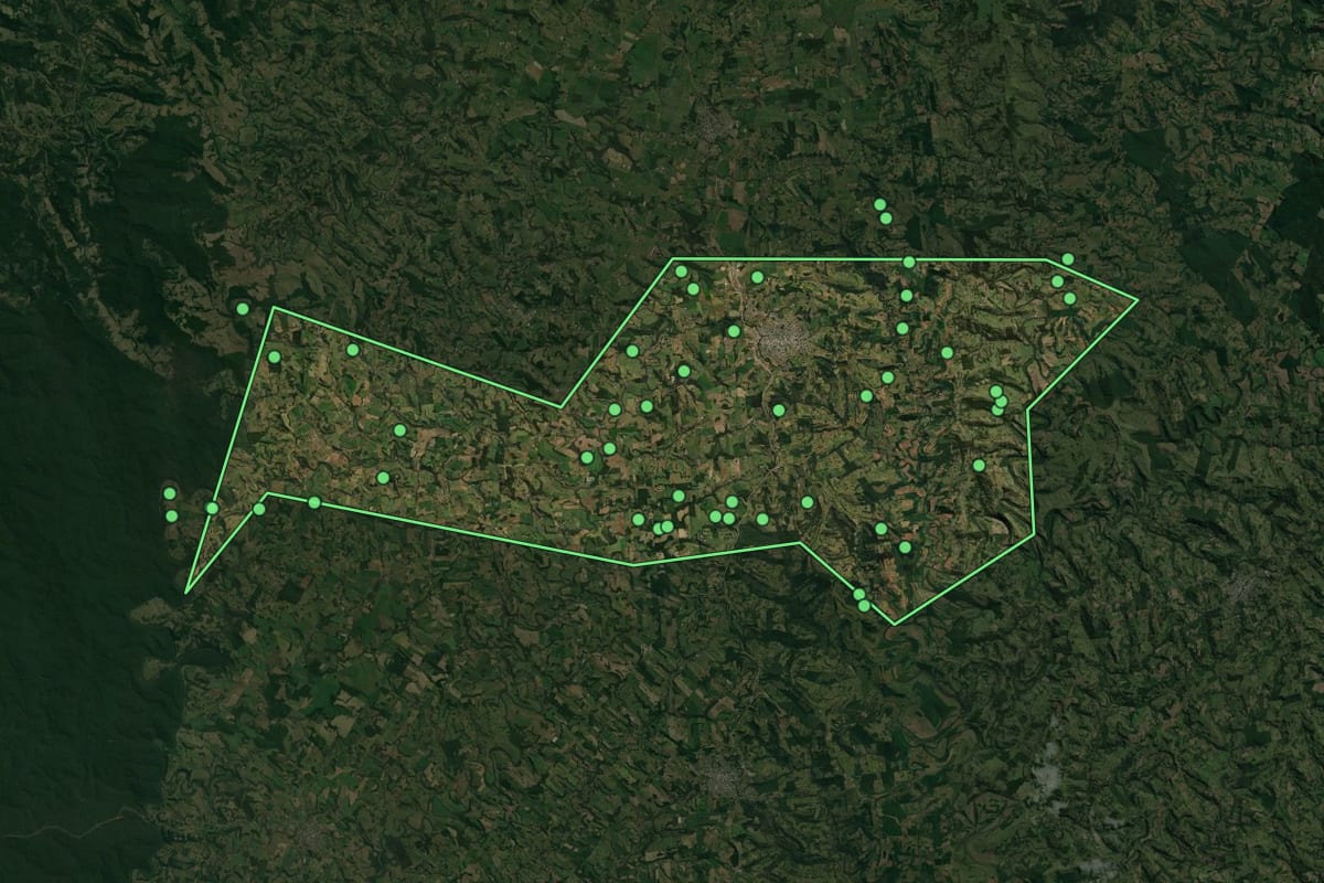 Imagem de satélite de São José do Cedro (SC), com o contorno do município e a posição dos imóveis desta página.