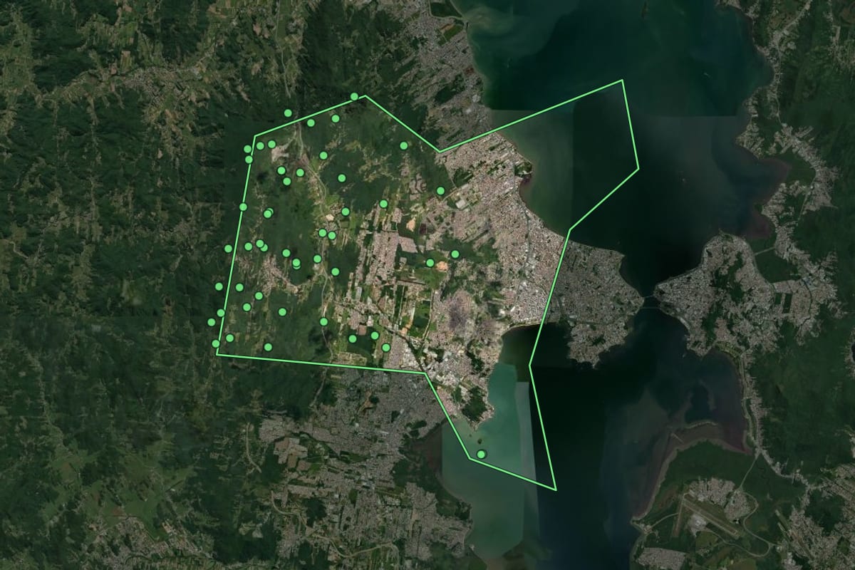 Imagem de satélite de São José (SC), com o contorno do município e a posição dos imóveis desta página.