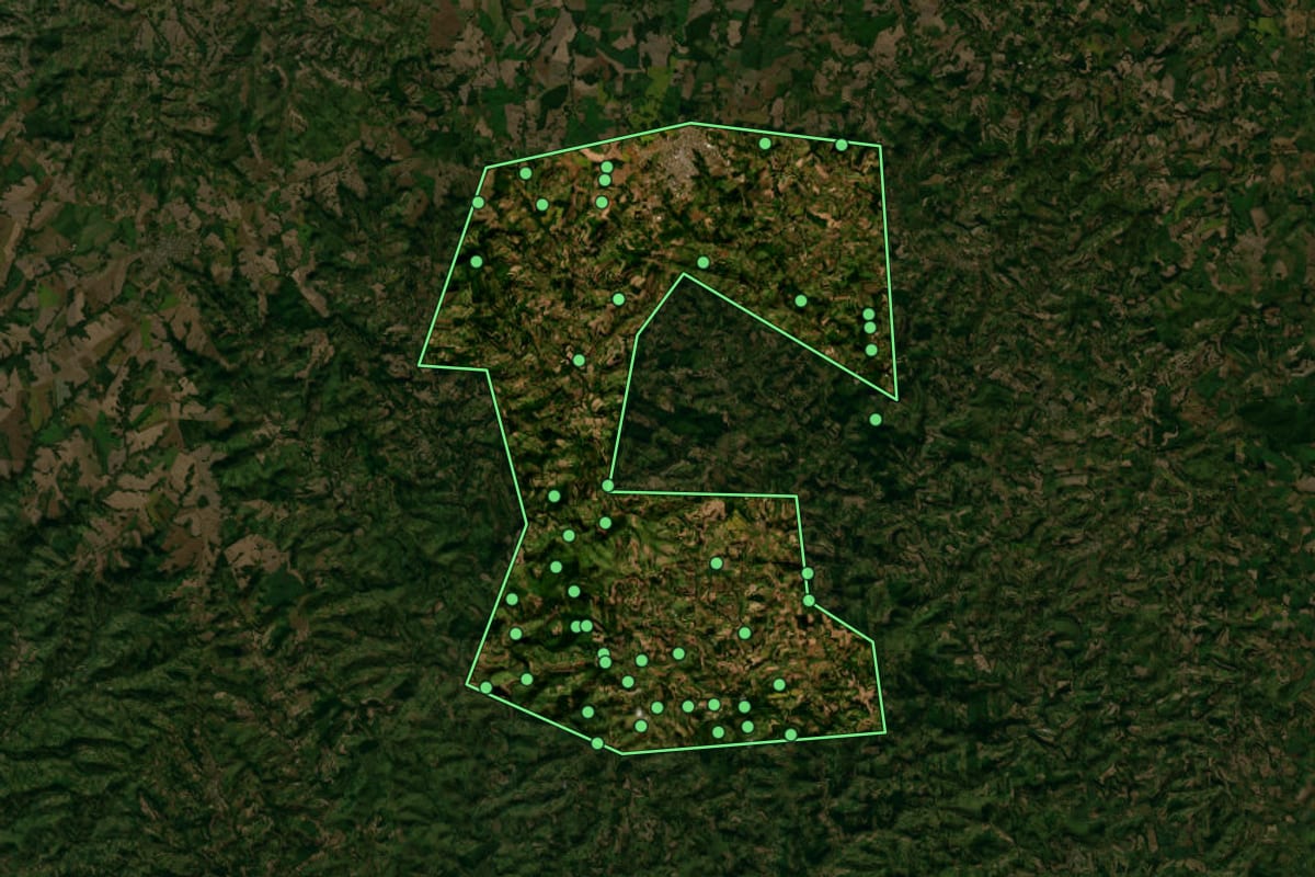 Imagem de satélite de São Lourenço do Oeste (SC), com o contorno do município e a posição dos imóveis desta página.