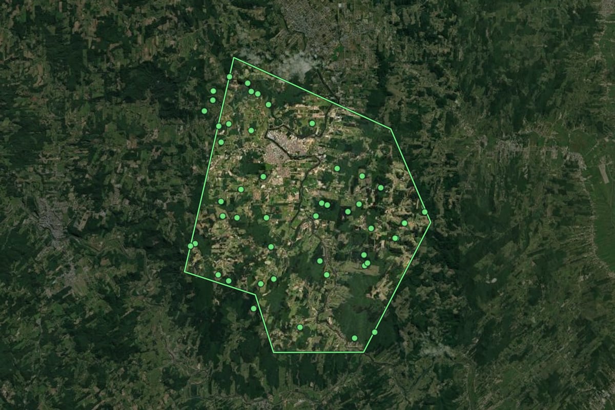 Imagem de satélite de São Ludgero (SC), com o contorno do município e a posição dos imóveis desta página.