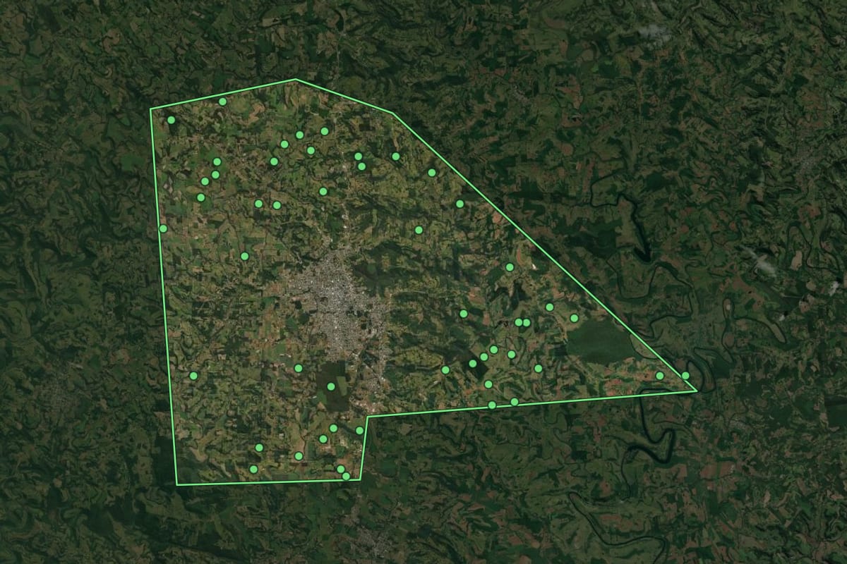 Imagem de satélite de São Miguel do Oeste (SC), com o contorno do município e a posição dos imóveis desta página.