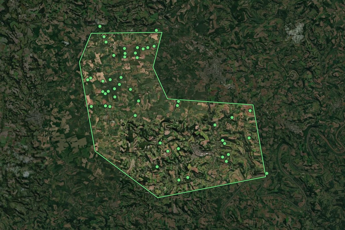 Imagem de satélite de Saudades (SC), com o contorno do município e a posição dos imóveis desta página.