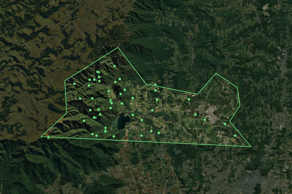 Imagem de satélite de Siderópolis (SC), com o contorno do município e a posição dos imóveis desta página.