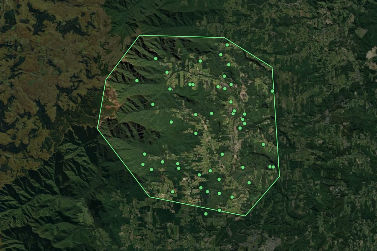 Imagem de satélite de Treviso (SC), com o contorno do município e a posição dos imóveis desta página.