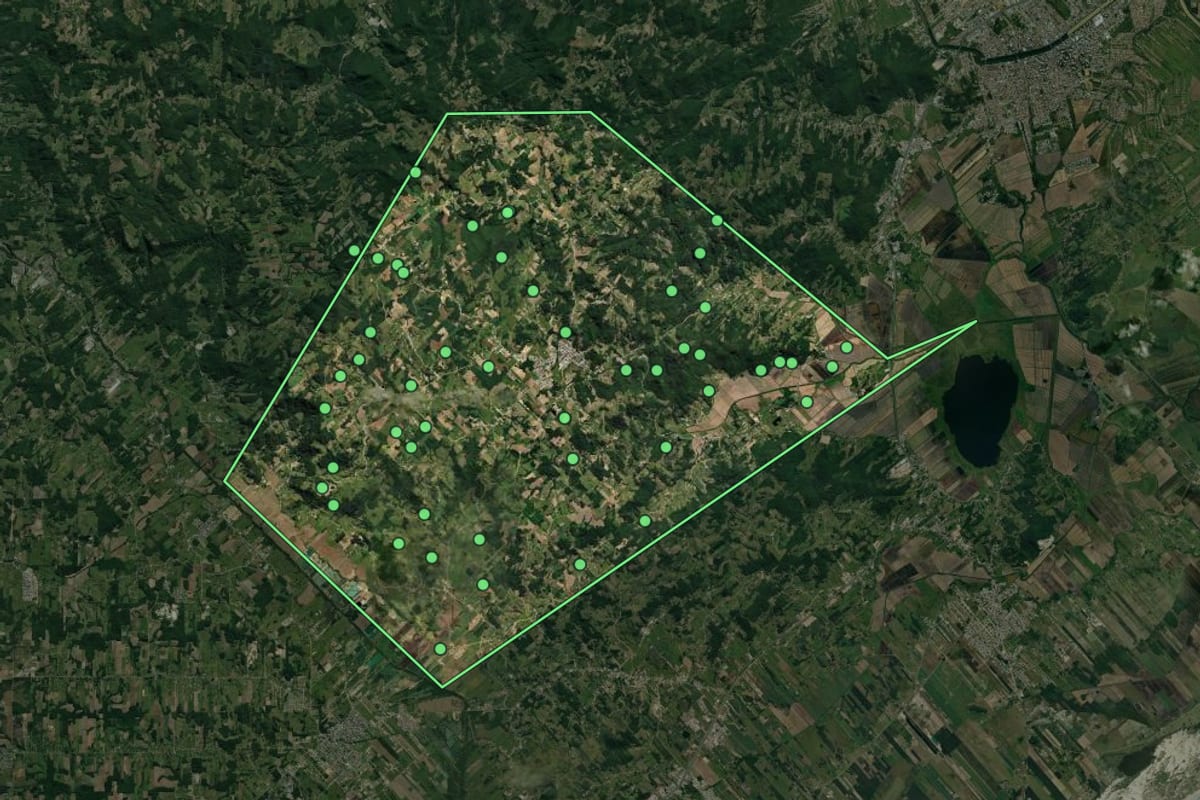 Imagem de satélite de Treze de Maio (SC), com o contorno do município e a posição dos imóveis desta página.