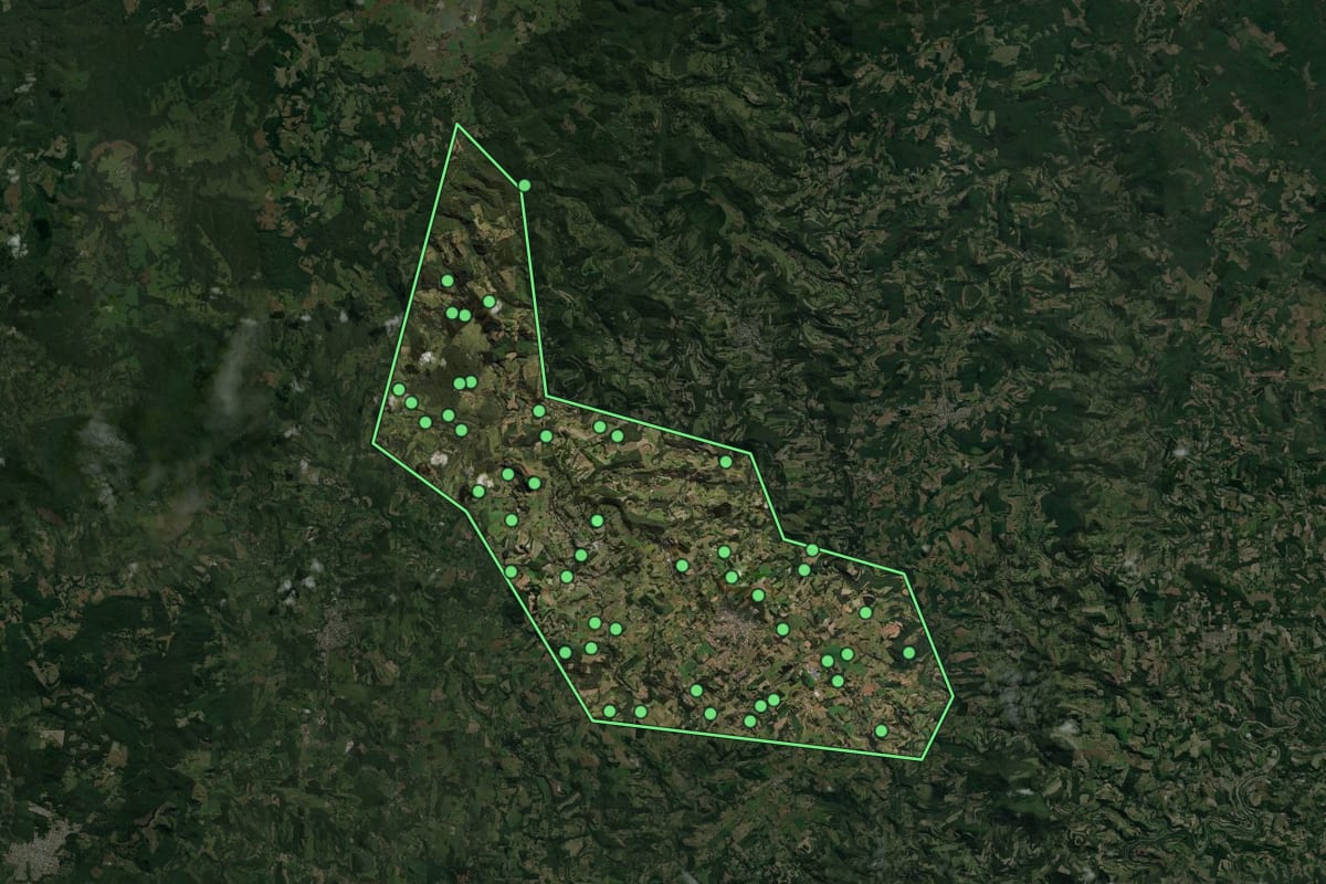 Imagem de satélite de Treze Tílias (SC), com o contorno do município e a posição dos imóveis desta página.