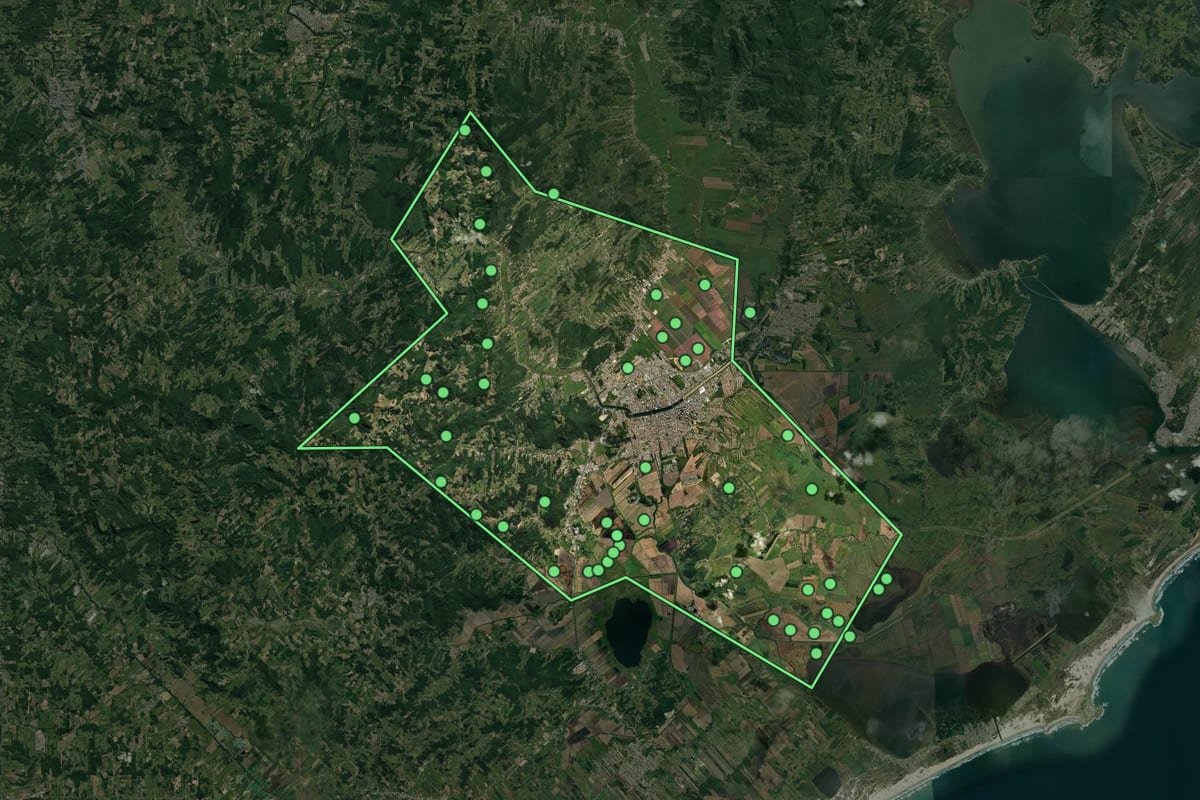 Imagem de satélite de Tubarão (SC), com o contorno do município e a posição dos imóveis desta página.