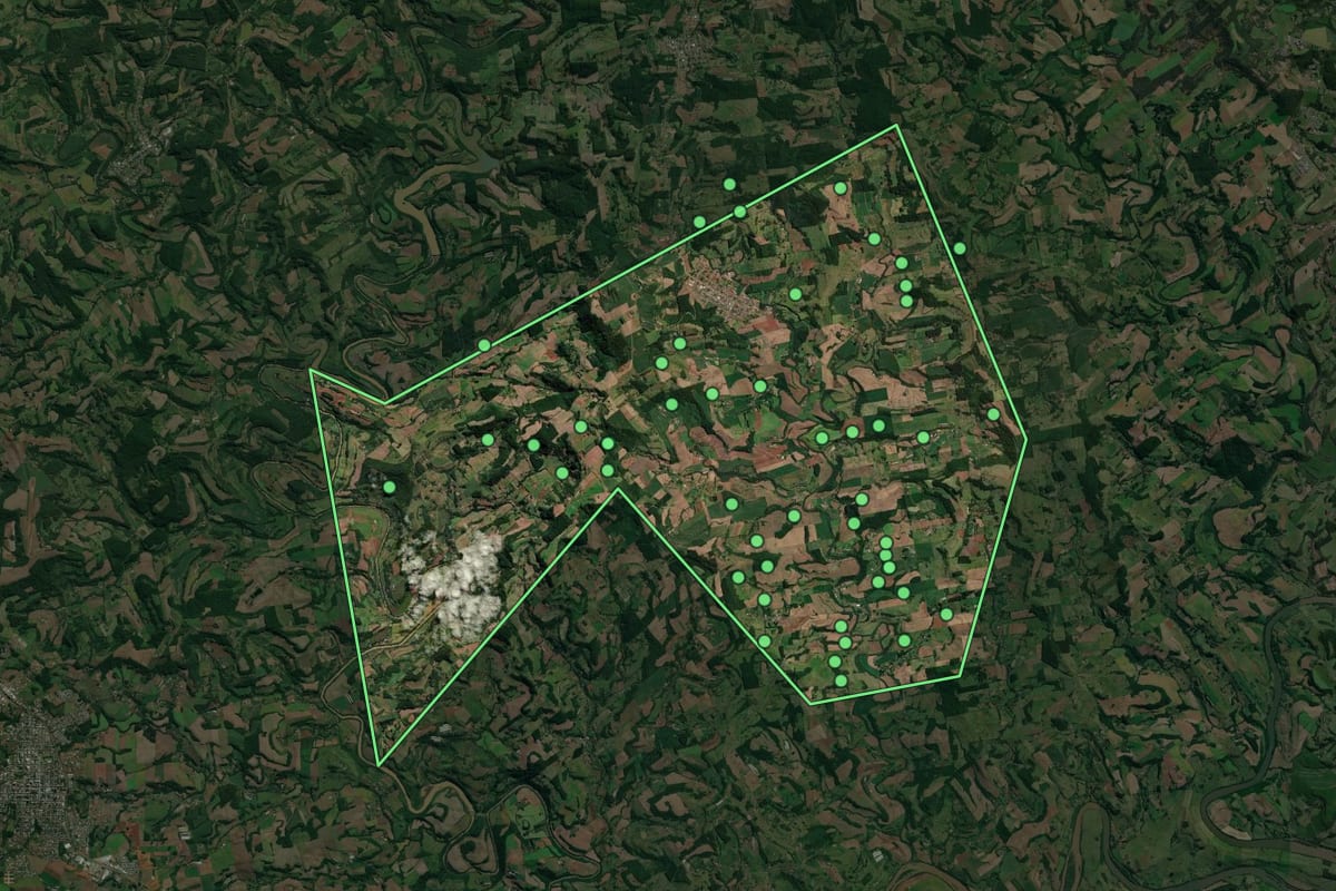 Imagem de satélite de União do Oeste (SC), com o contorno do município e a posição dos imóveis desta página.