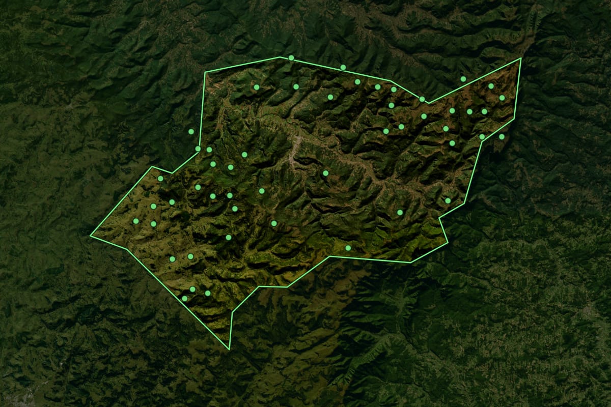 Imagem de satélite de Urubici (SC), com o contorno do município e a posição dos imóveis desta página.