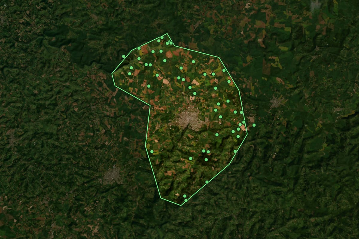 Imagem de satélite de Xanxerê (SC), com o contorno do município e a posição dos imóveis desta página.