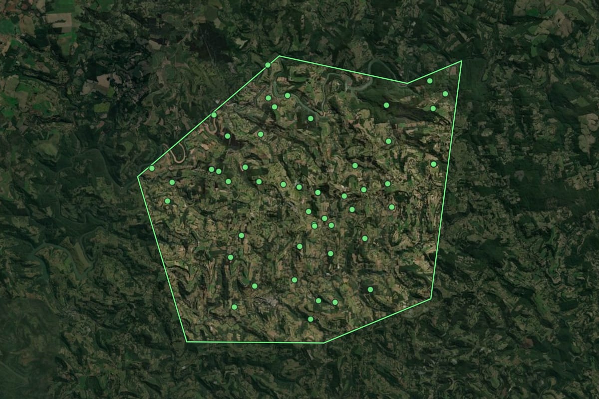 Imagem de satélite de Xavantina (SC), com o contorno do município e a posição dos imóveis desta página.
