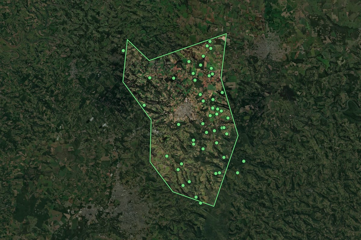 Imagem de satélite de Xaxim (SC), com o contorno do município e a posição dos imóveis desta página.