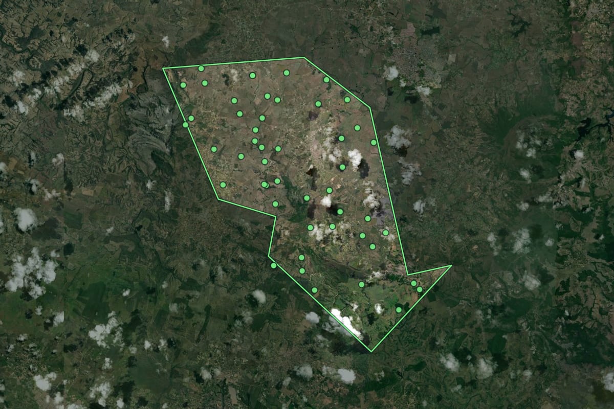 Imagem de satélite de Campo do Brito (SE), com o contorno do município e a posição dos imóveis desta página.