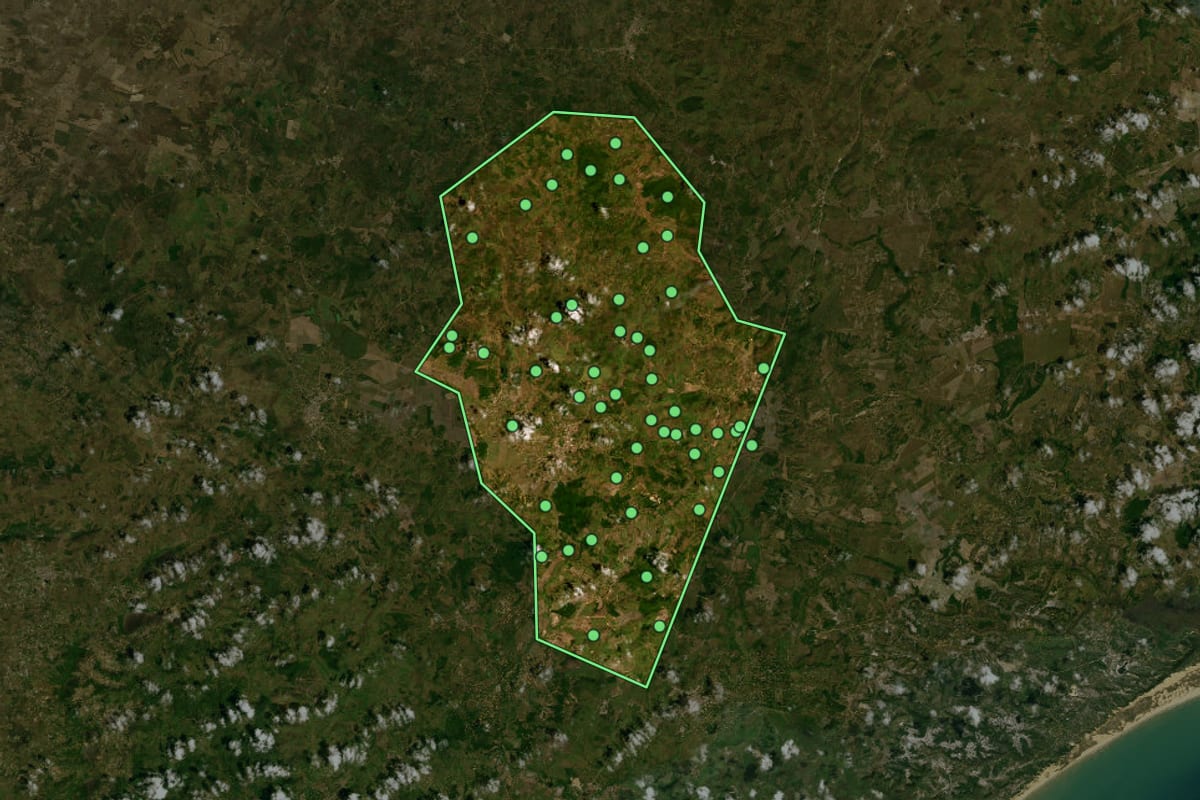 Imagem de satélite de Capela (SE), com o contorno do município e a posição dos imóveis desta página.