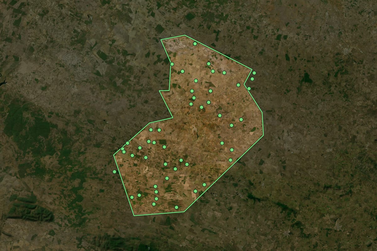 Imagem de satélite de Carira (SE), com o contorno do município e a posição dos imóveis desta página.
