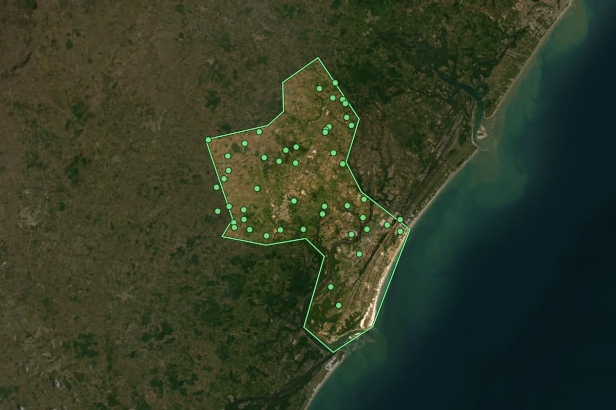 Imagem de satélite de Estância (SE), com o contorno do município e a posição dos imóveis desta página.