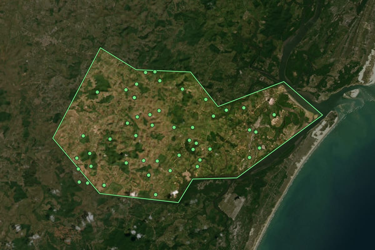 Imagem de satélite de Indiaroba (SE), com o contorno do município e a posição dos imóveis desta página.