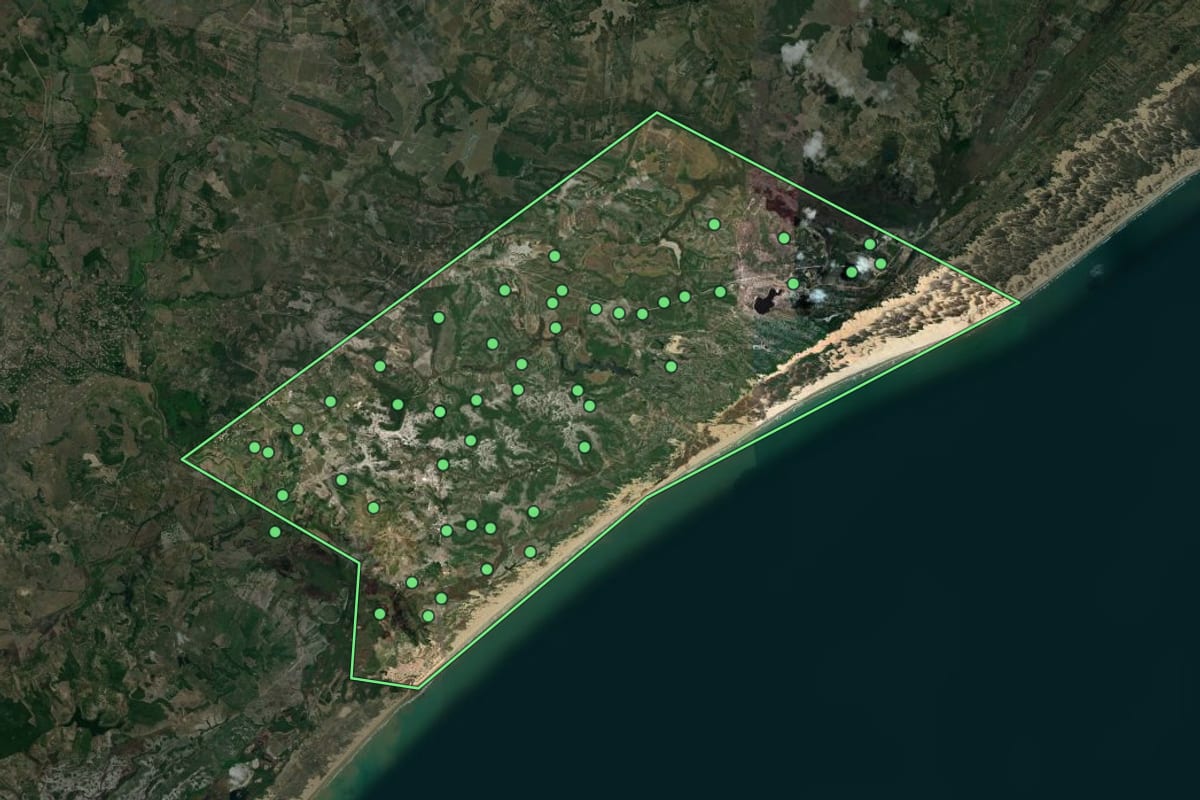 Imagem de satélite de Pirambu (SE), com o contorno do município e a posição dos imóveis desta página.