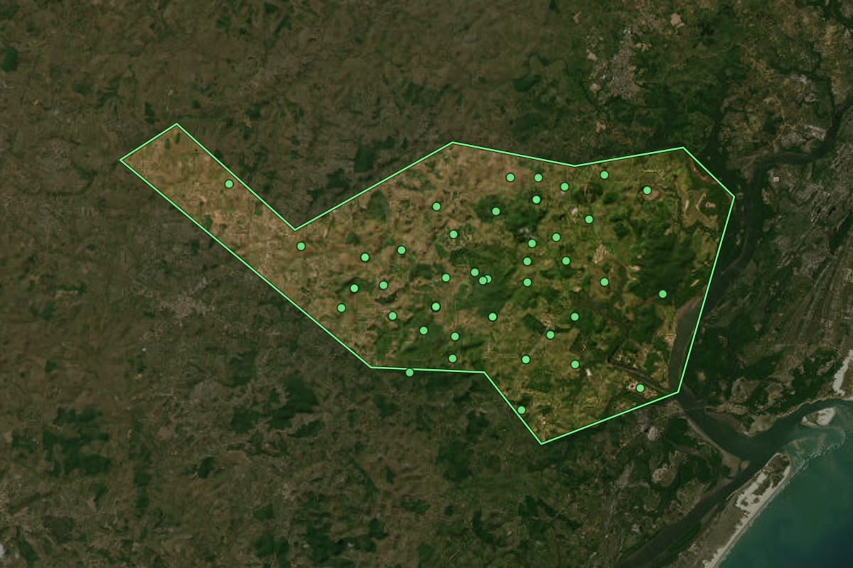Imagem de satélite de Santa Luzia do Itanhy (SE), com o contorno do município e a posição dos imóveis desta página.
