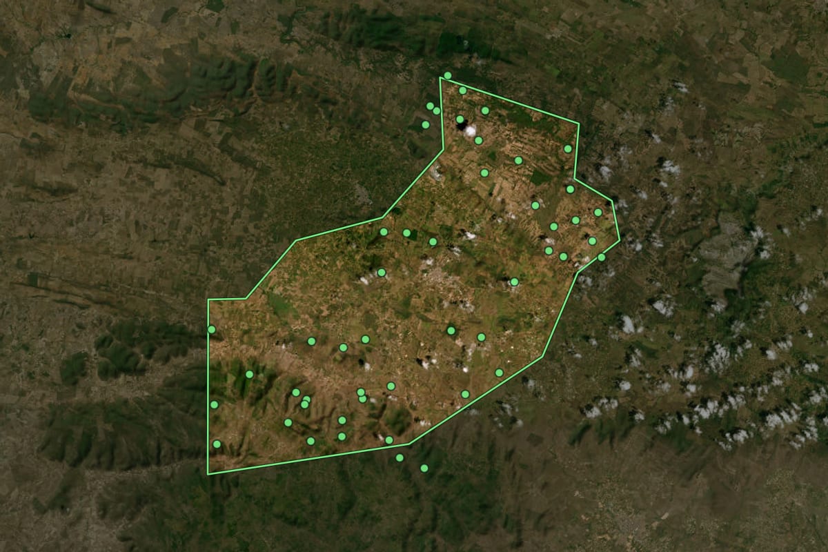 Imagem de satélite de Simão Dias (SE), com o contorno do município e a posição dos imóveis desta página.
