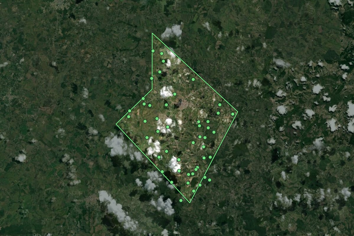 Imagem de satélite de Umbaúba (SE), com o contorno do município e a posição dos imóveis desta página.
