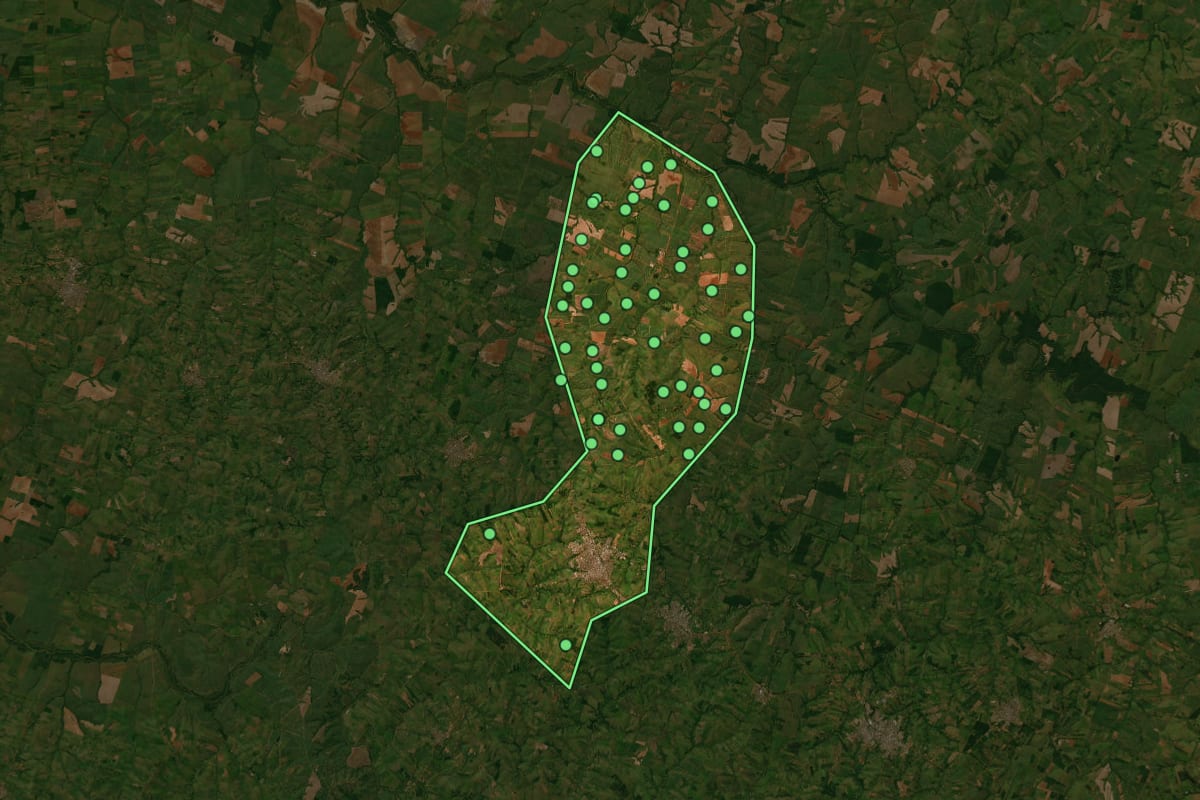 Imagem de satélite de Adamantina (SP), com o contorno do município e a posição dos imóveis desta página.