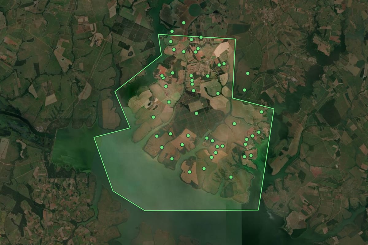 Imagem de satélite de Adolfo (SP), com o contorno do município e a posição dos imóveis desta página.