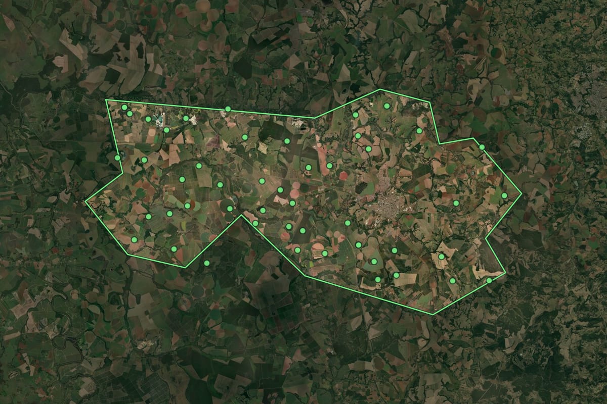 Imagem de satélite de Aguaí (SP), com o contorno do município e a posição dos imóveis desta página.