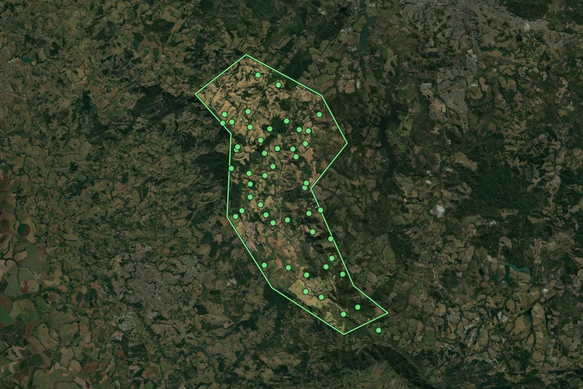 Imagem de satélite de Águas da Prata (SP), com o contorno do município e a posição dos imóveis desta página.