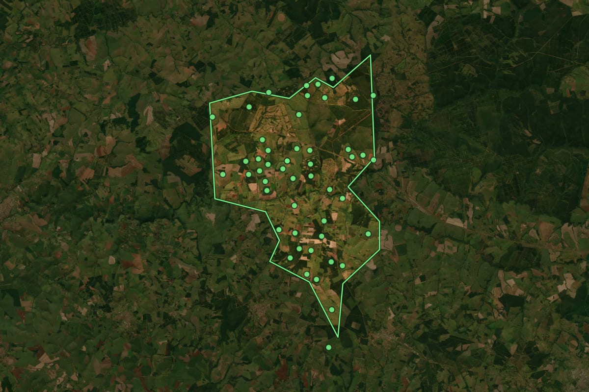 Imagem de satélite de Águas de Santa Bárbara (SP), com o contorno do município e a posição dos imóveis desta página.
