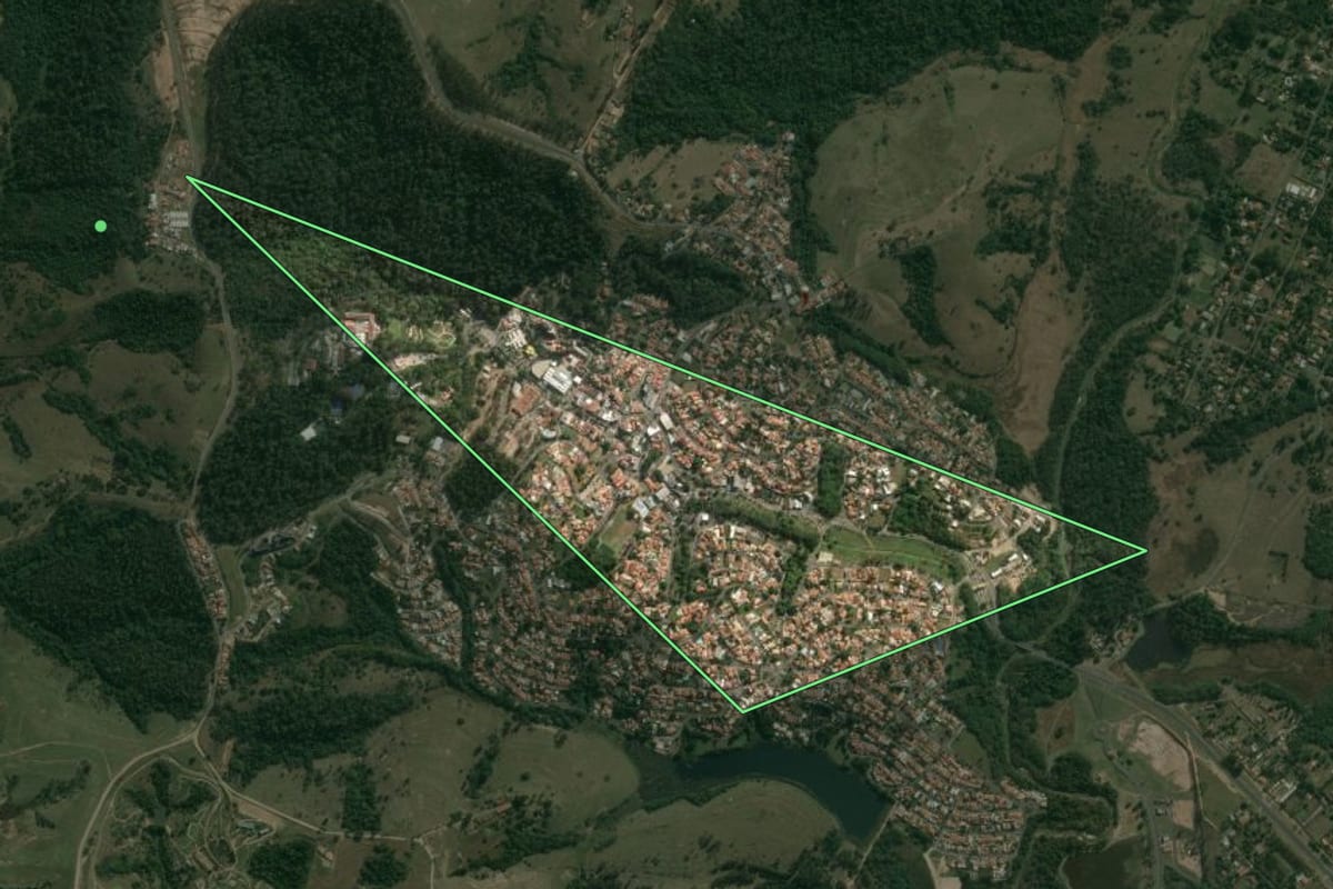 Imagem de satélite de Águas de São Pedro (SP), com o contorno do município e a posição dos imóveis desta página.