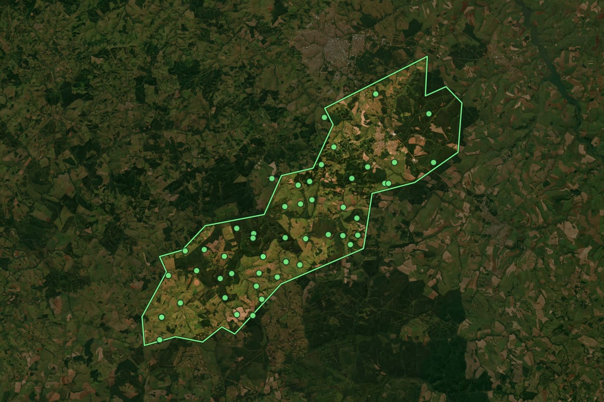 Imagem de satélite de Agudos (SP), com o contorno do município e a posição dos imóveis desta página.