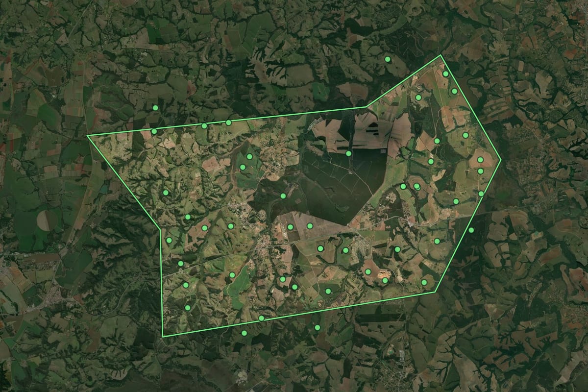 Imagem de satélite de Alambari (SP), com o contorno do município e a posição dos imóveis desta página.