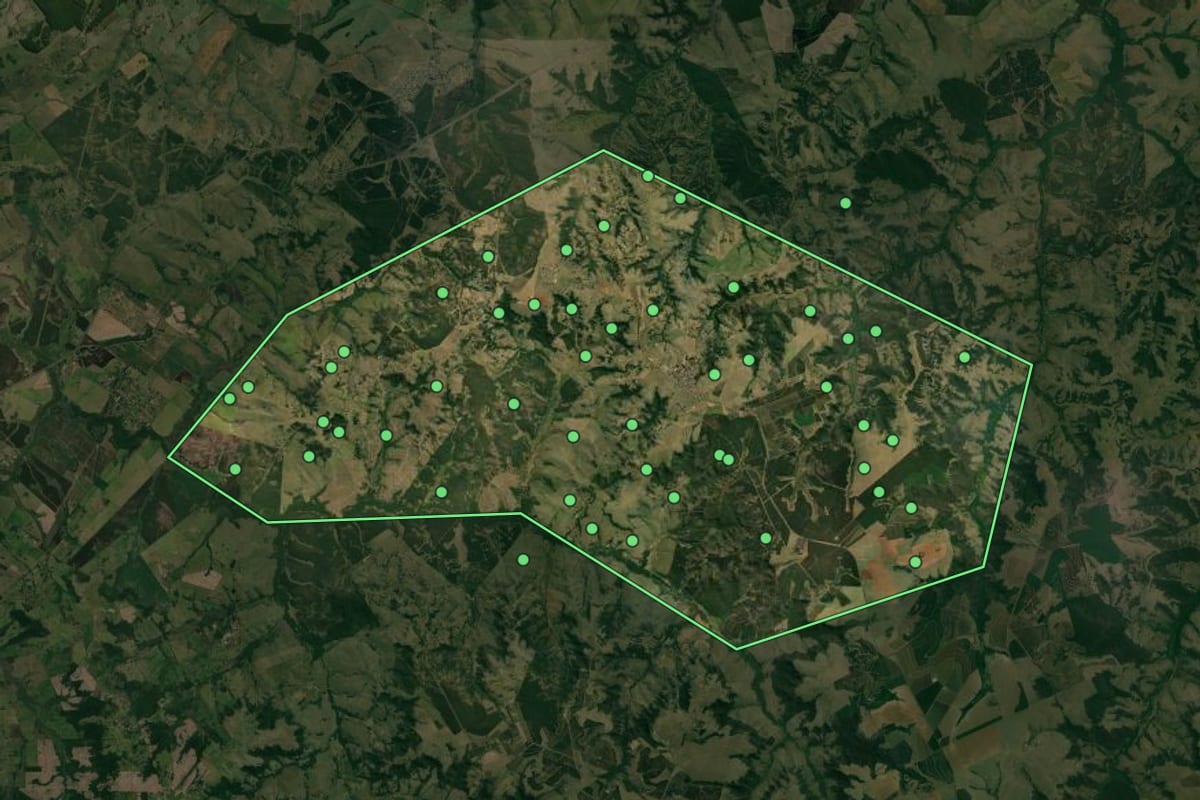 Imagem de satélite de Álvaro de Carvalho (SP), com o contorno do município e a posição dos imóveis desta página.