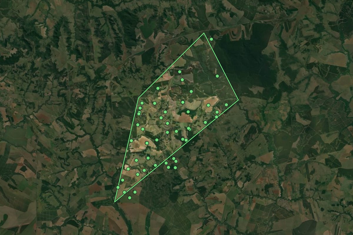 Imagem de satélite de Alvinlândia (SP), com o contorno do município e a posição dos imóveis desta página.