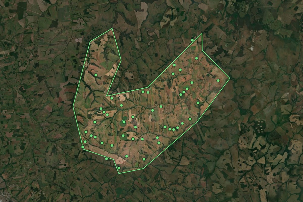Imagem de satélite de Américo de Campos (SP), com o contorno do município e a posição dos imóveis desta página.