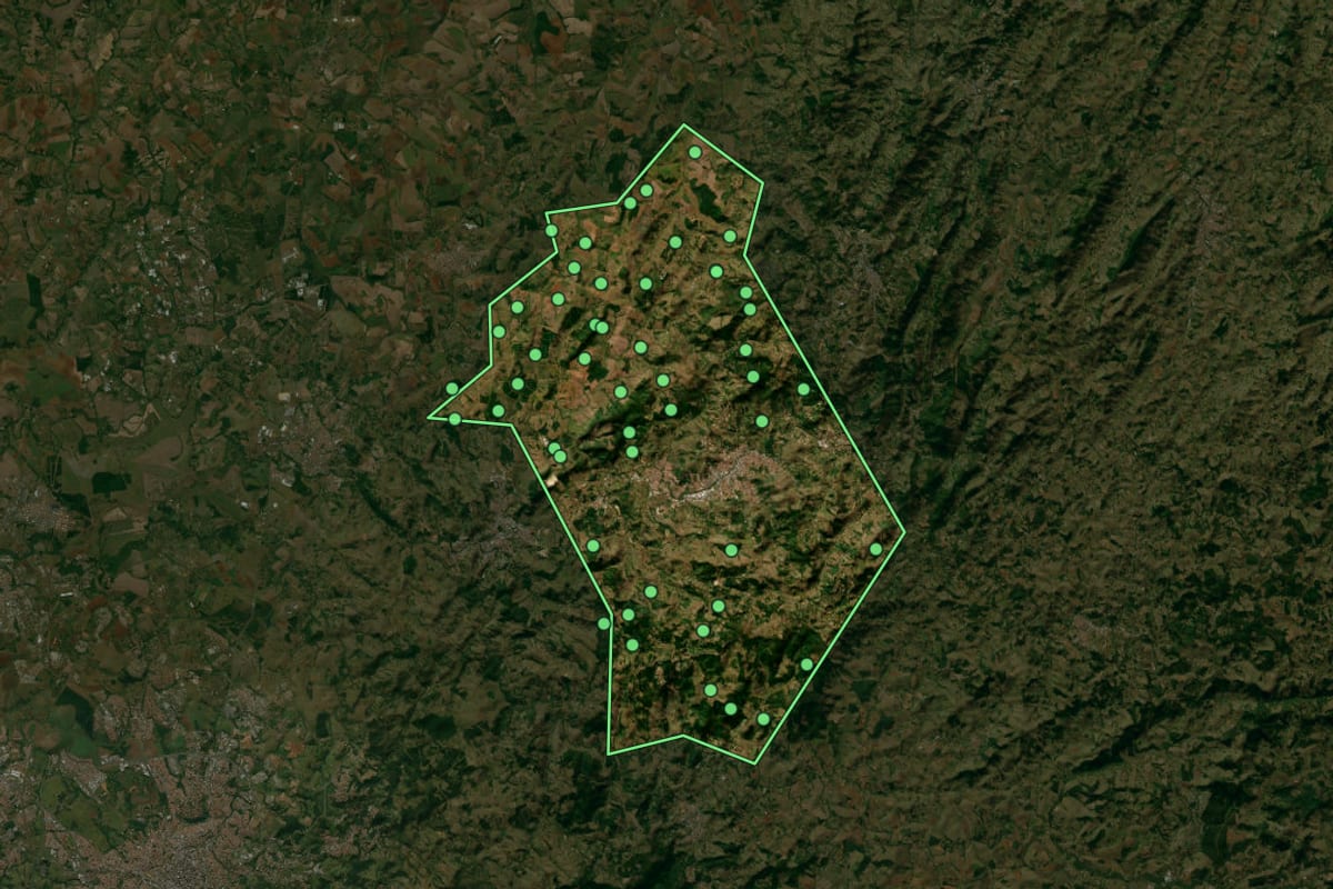 Imagem de satélite de Amparo (SP), com o contorno do município e a posição dos imóveis desta página.