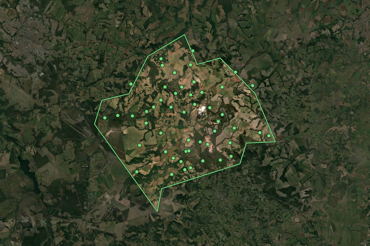 Imagem de satélite de Analândia (SP), com o contorno do município e a posição dos imóveis desta página.