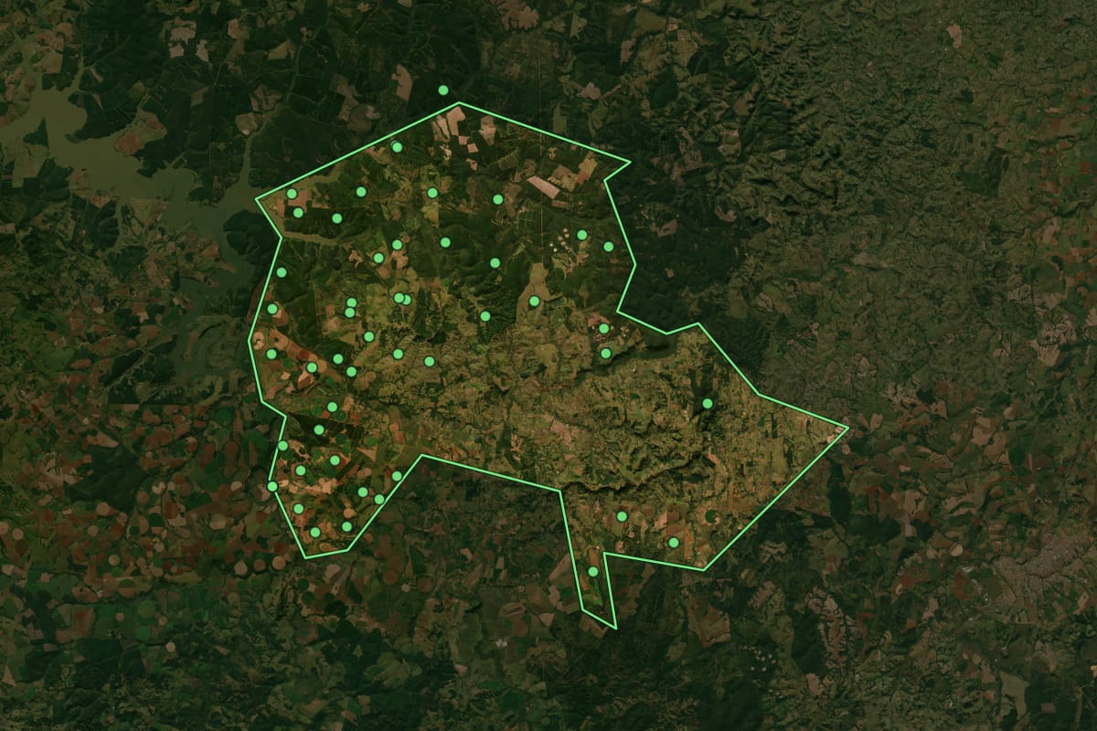 Imagem de satélite de Angatuba (SP), com o contorno do município e a posição dos imóveis desta página.