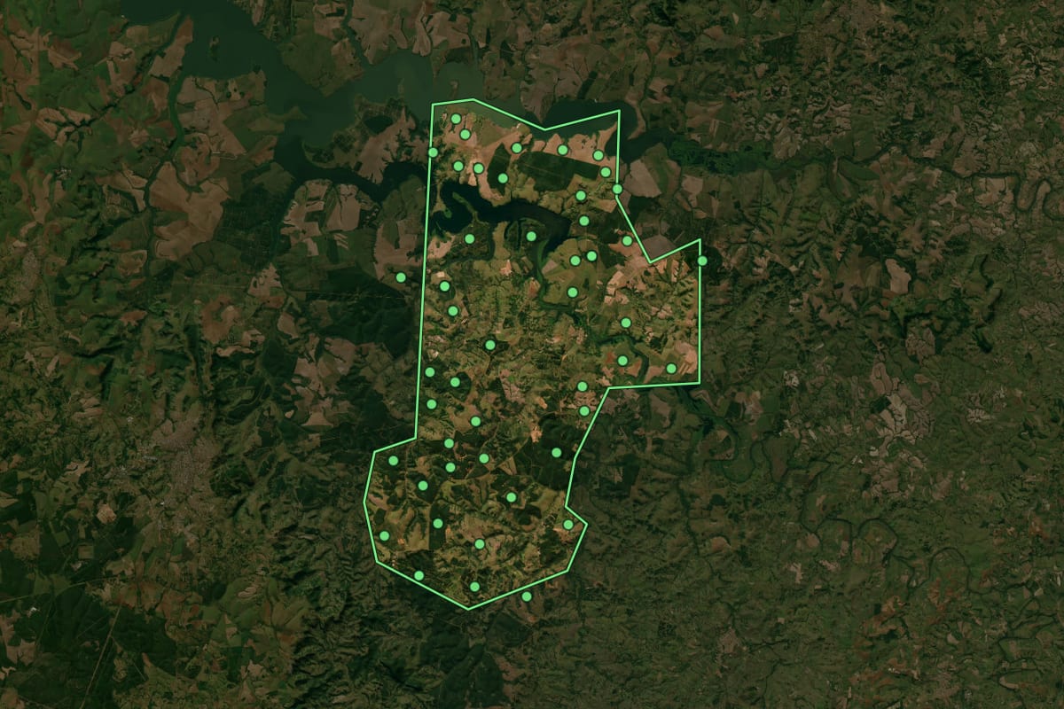 Imagem de satélite de Anhembi (SP), com o contorno do município e a posição dos imóveis desta página.