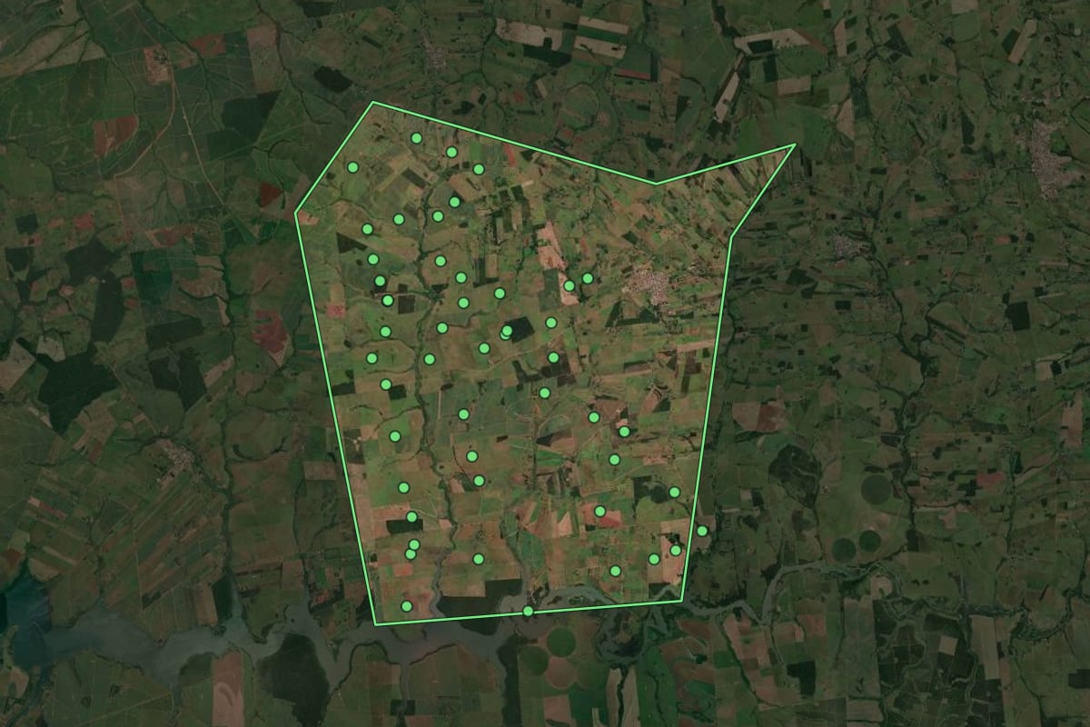 Imagem de satélite de Aparecida d'Oeste (SP), com o contorno do município e a posição dos imóveis desta página.