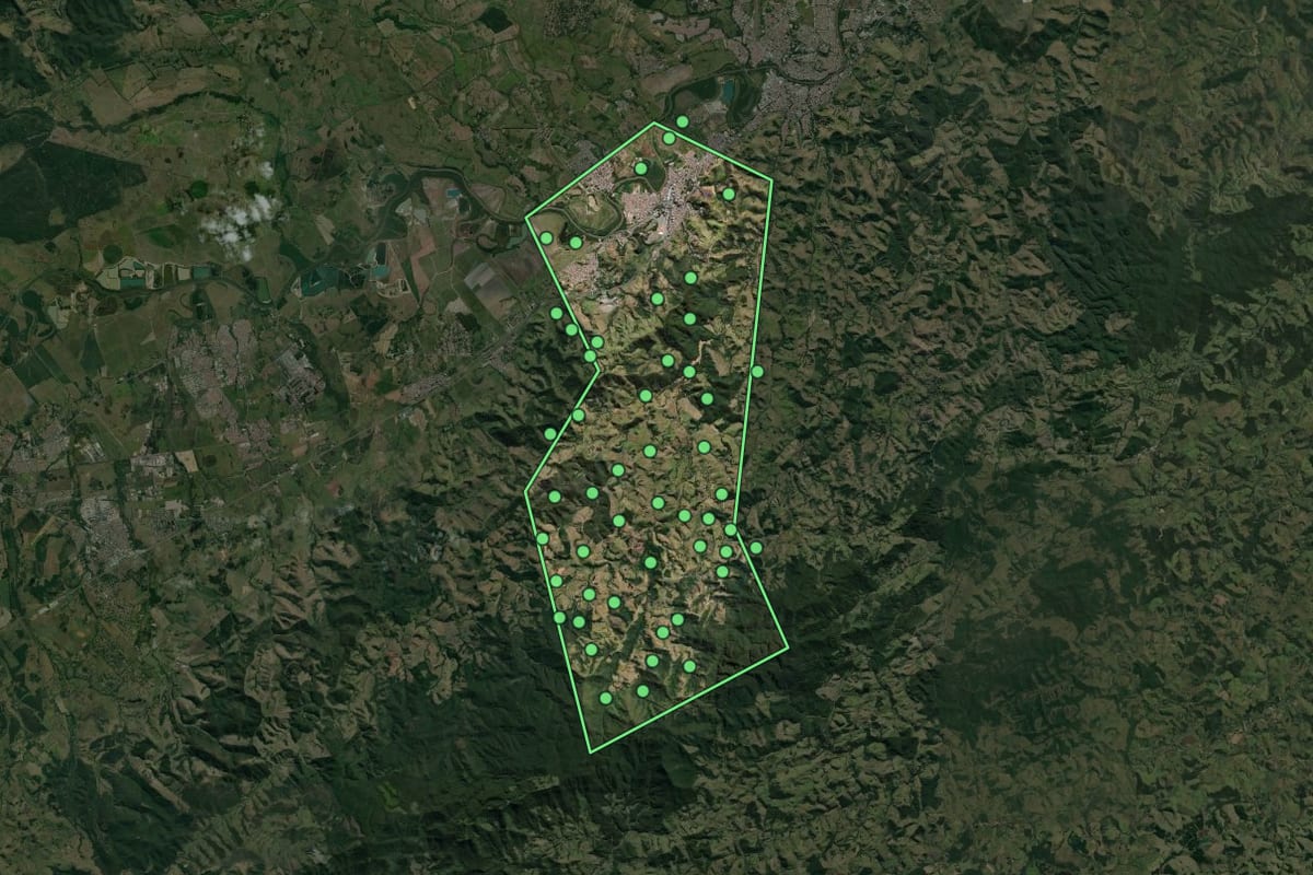 Imagem de satélite de Aparecida (SP), com o contorno do município e a posição dos imóveis desta página.