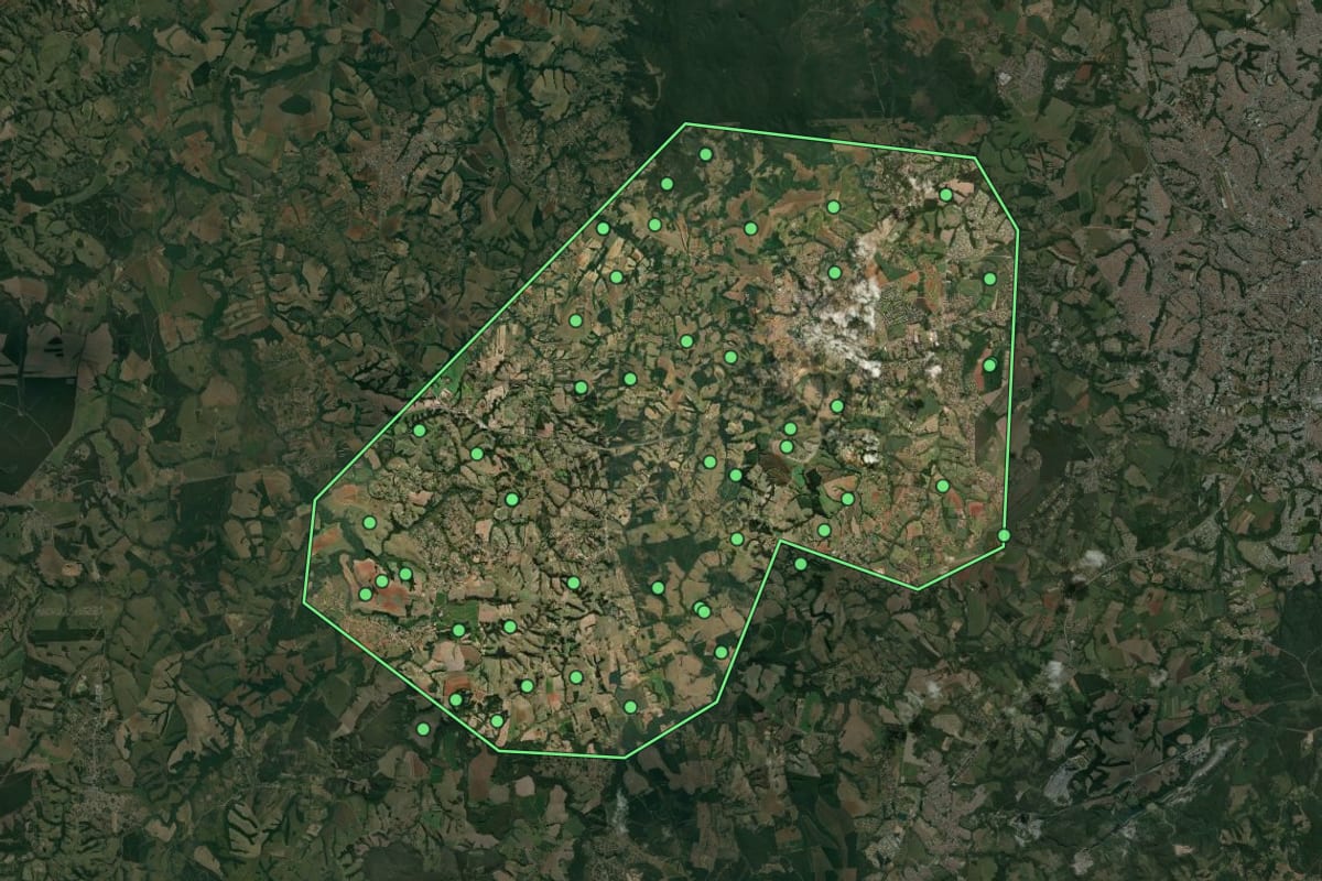 Imagem de satélite de Araçoiaba da Serra (SP), com o contorno do município e a posição dos imóveis desta página.