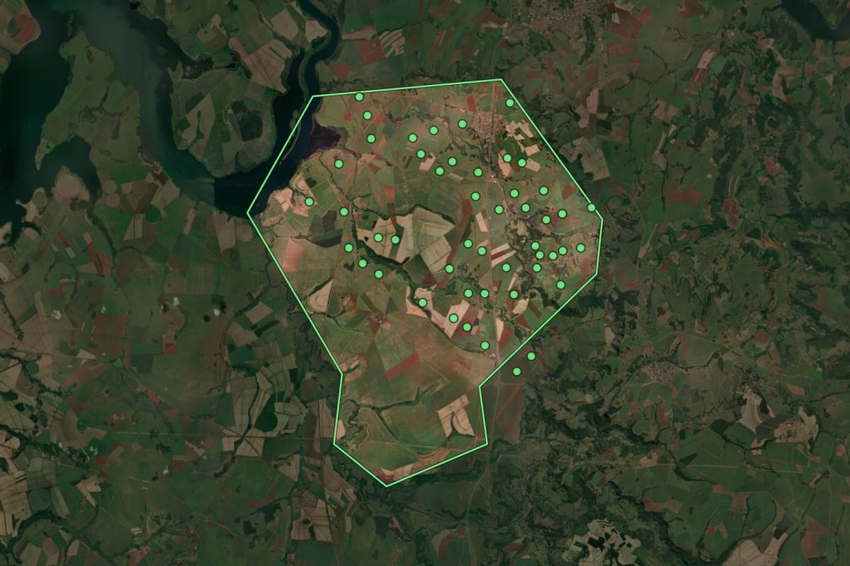 Imagem de satélite de Aramina (SP), com o contorno do município e a posição dos imóveis desta página.