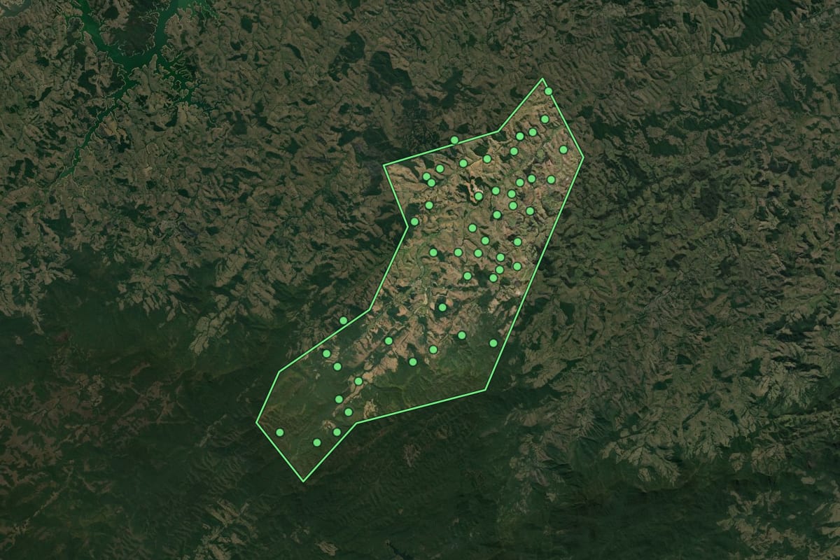 Imagem de satélite de Arapeí (SP), com o contorno do município e a posição dos imóveis desta página.
