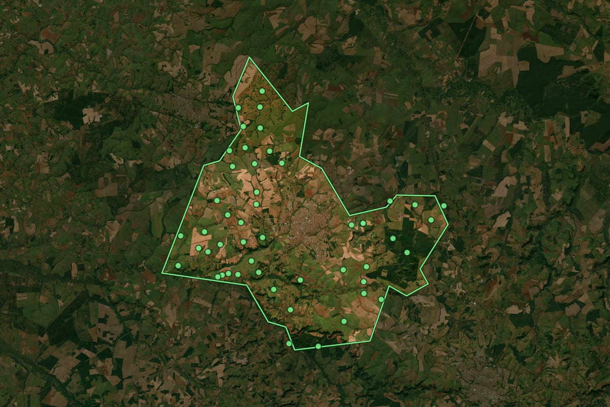 Imagem de satélite de Araraquara (SP), com o contorno do município e a posição dos imóveis desta página.