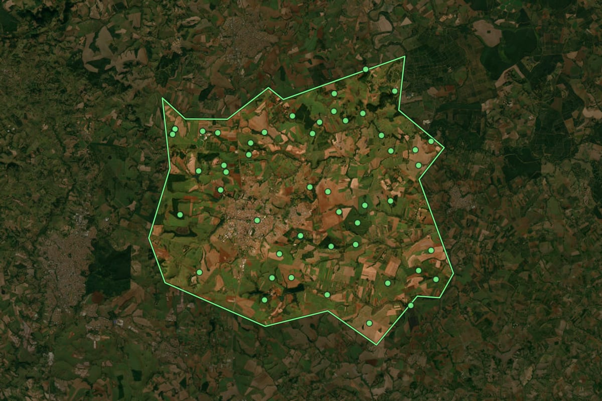 Imagem de satélite de Araras (SP), com o contorno do município e a posição dos imóveis desta página.