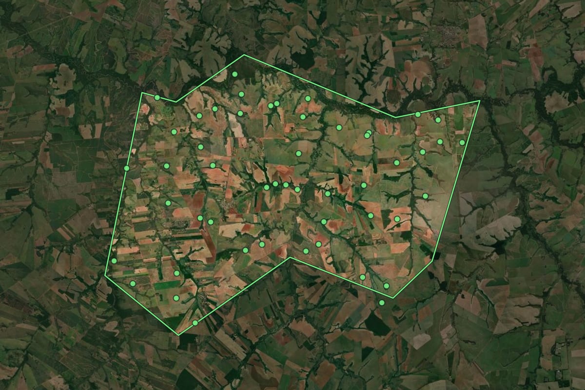 Imagem de satélite de Arco-Íris (SP), com o contorno do município e a posição dos imóveis desta página.