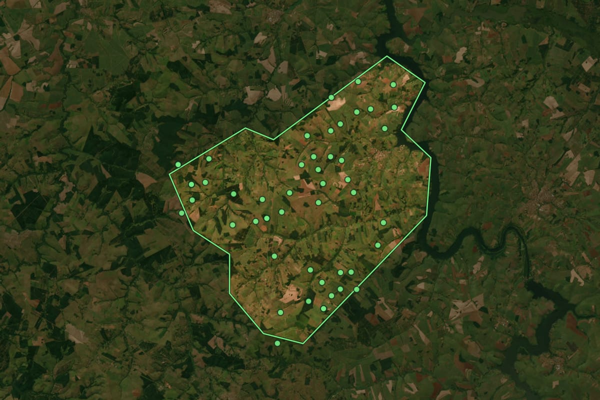 Imagem de satélite de Arealva (SP), com o contorno do município e a posição dos imóveis desta página.